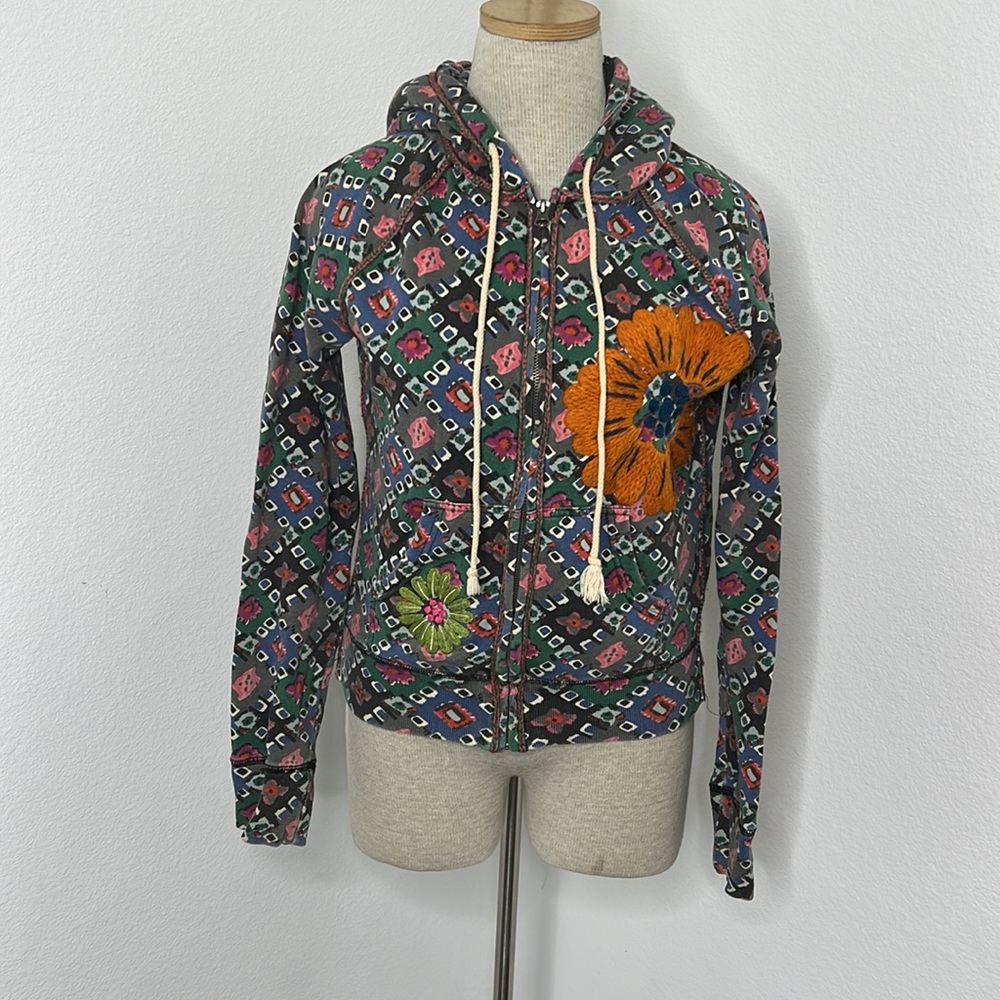 🔹 Vintage Lucky Brand Embroidered Hoodie